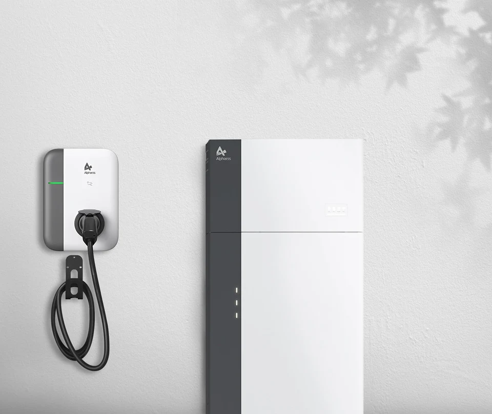 AlphaESS thuisbatterij met bijpassende laadpaal tegen een lichte muur