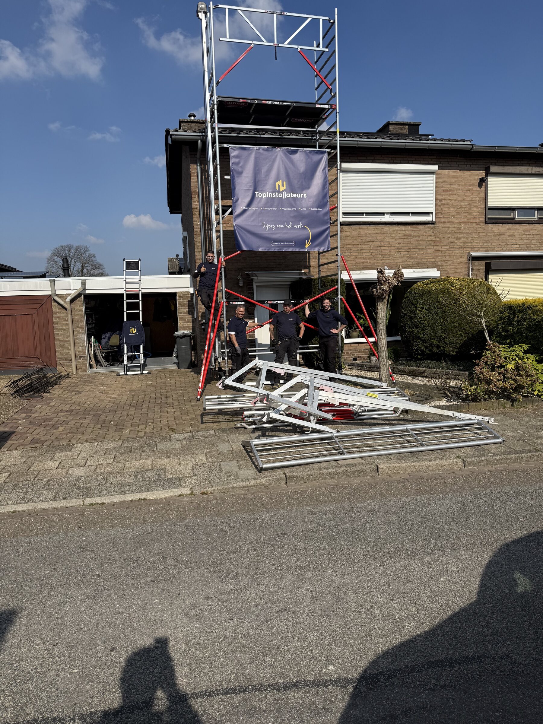 Installatiepartner aan het werk bij een energie-installatie